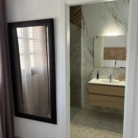 Apartment Private In A Great Location In With Shared Pool *