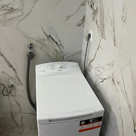 Apartment Private In A Great Location In With Shared Pool *